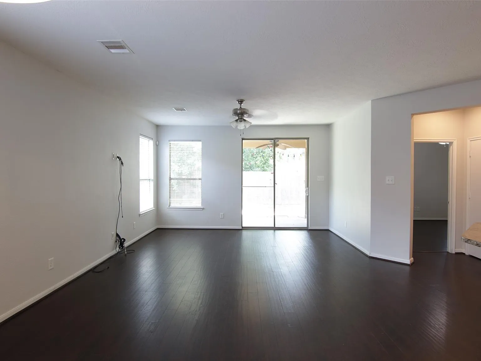 3 bed, 2.0 bath, 1948 sqft, $2,099 — Photo 3