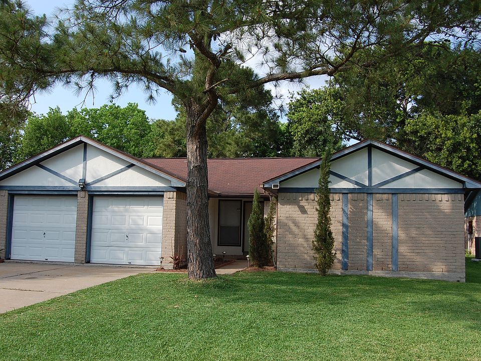 Large front yard with mature Pine tree.