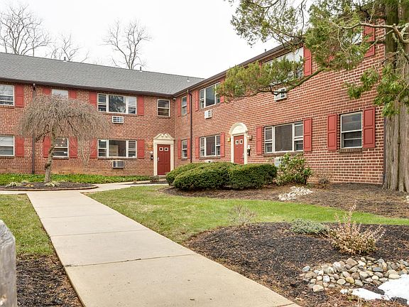 2nd image of 3026 W Queen Ln