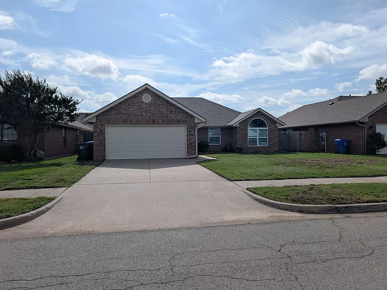 2813 Victoria Dr — Photo 1