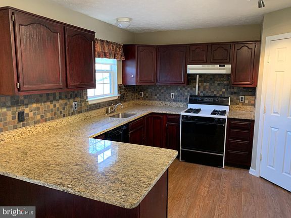 3rd image of 302 Sterling Ct