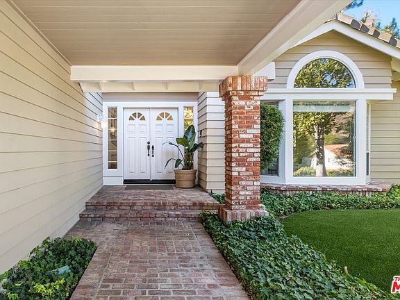 2nd image of 22322 Cairnloch St