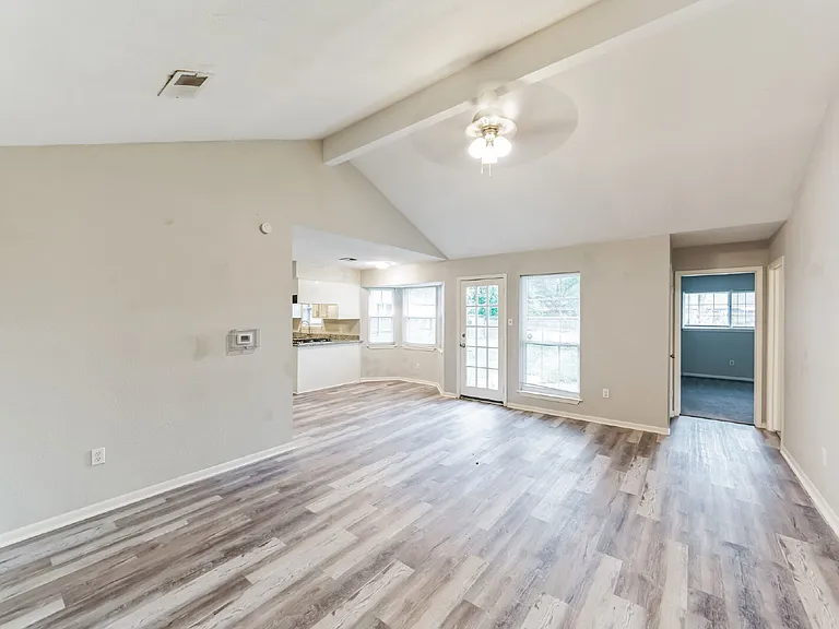 700 Meadowglen Dr — Photo 10