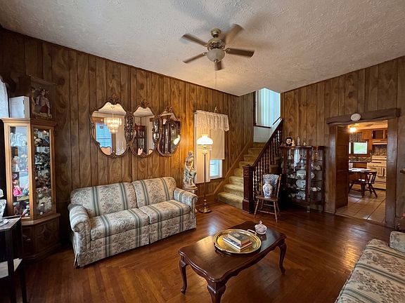 3rd image of 124 Clara St