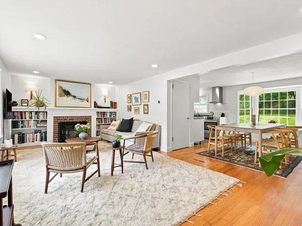 52 Blue Hills Rd, Amherst, MA 01002