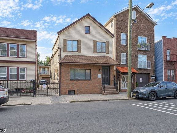 2nd image of 83 Pacific St