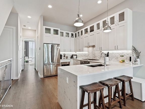 3rd image of 520 N Oakley Ave #3S
