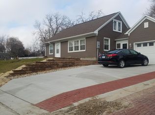 515 W 18th St, Cedar Falls, IA 50613
