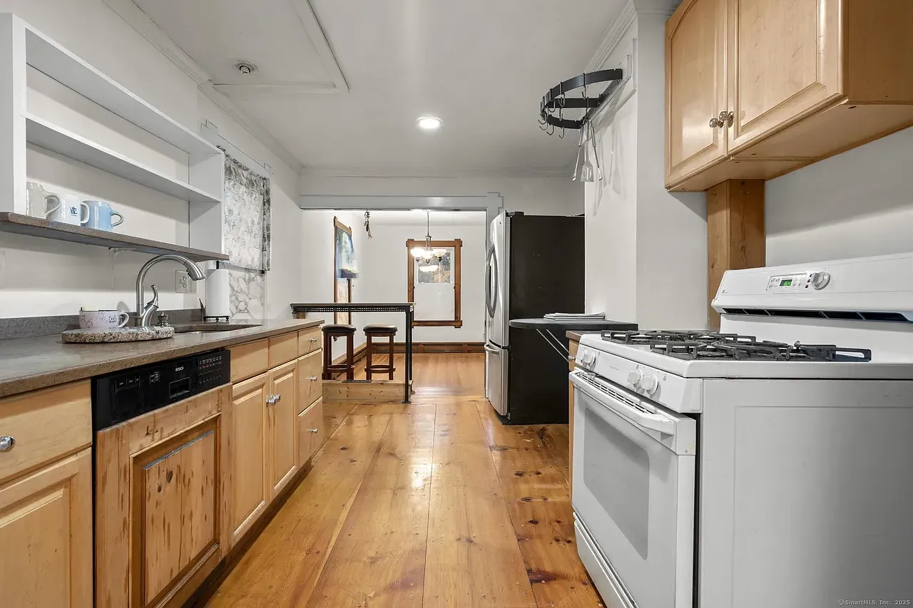 5 bed, 2.5 bath, 1870 sqft, $4,200 — Photo 1