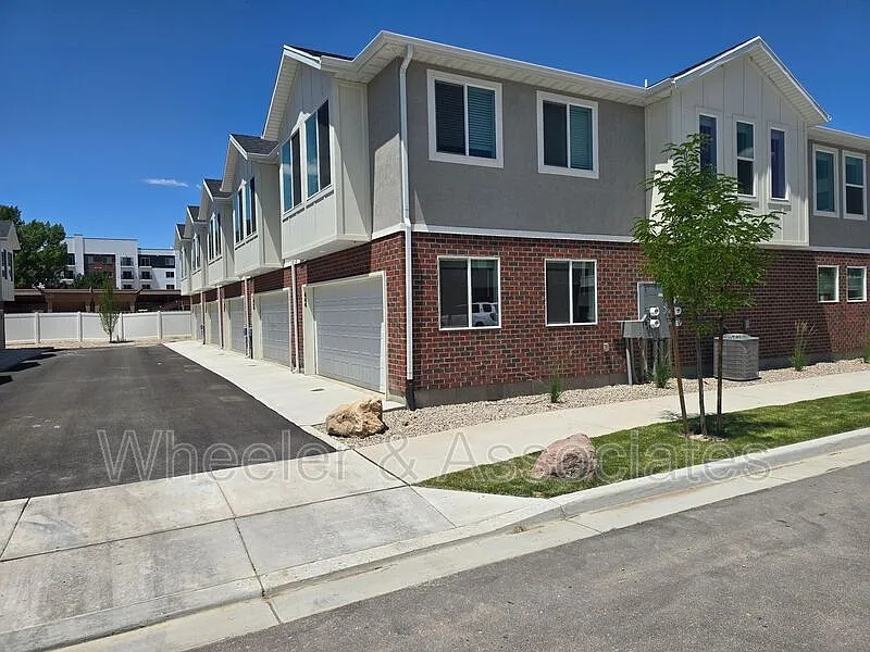 3 bed, 2.5 bath, 1530 sqft, $2,200 — Photo 3