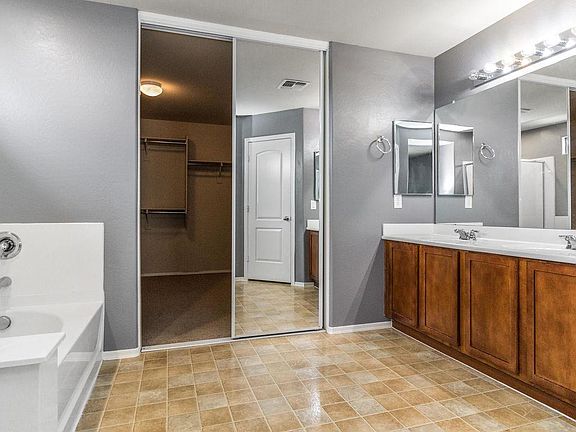 4th image of 1010 W Lindbergh Ave