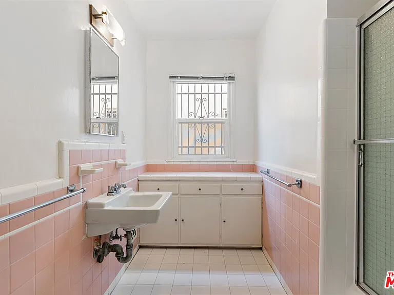 180 N Clark Dr — Photo 15