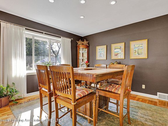 5th image of 1053 Lantern Hill Dr