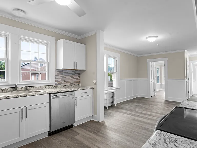 70 Lambert St — Photo 33