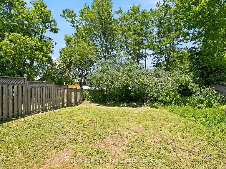 26 Fallingbrook Cres — Photo 41