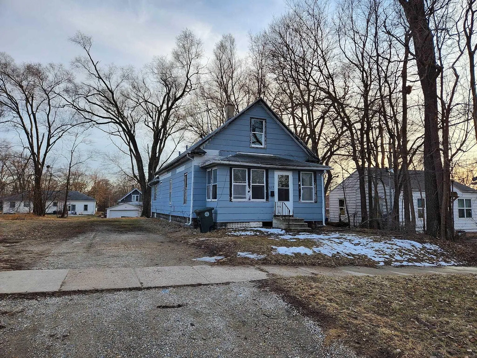 614 Cottage St photo 1