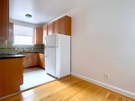 5th image of 1745 Beach St APT 10