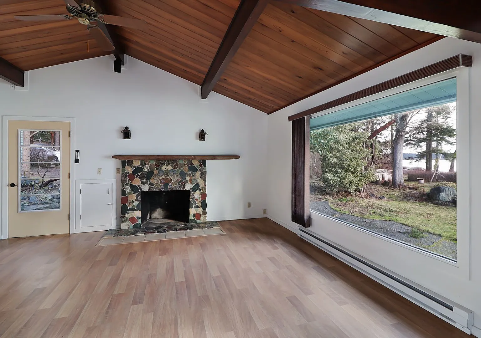 Coupeville - Beachfront Walkout - Amazing Views - 2 Bed 1.5 Bath — Photo 4