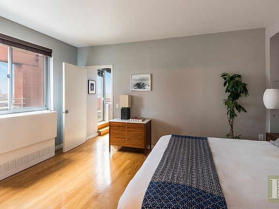 4th image of 555 W 23rd St Ph H
