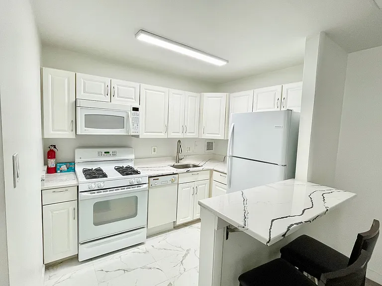 2401 H St NW #712 — Photo 3