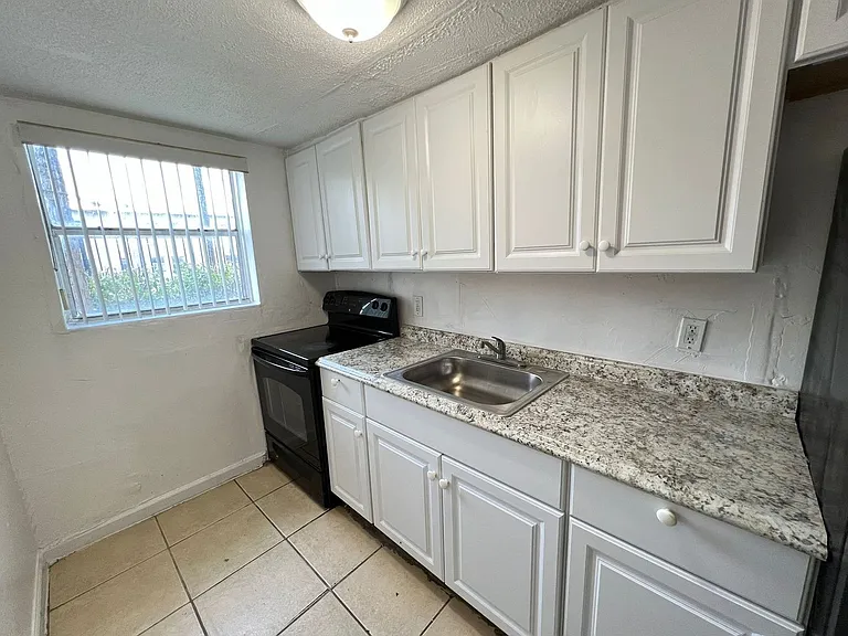 St George Apartments — Photo 29