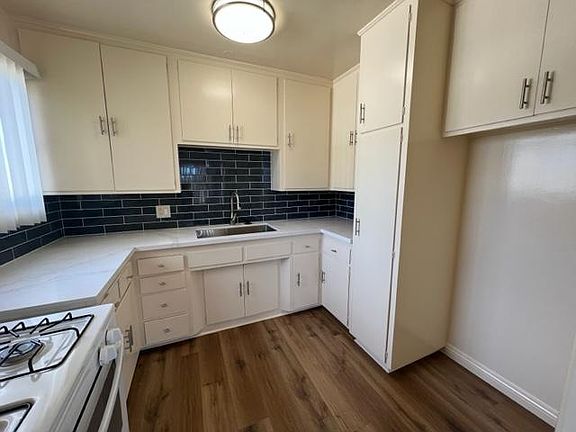 4th image of 1606 Esplanade Suite A