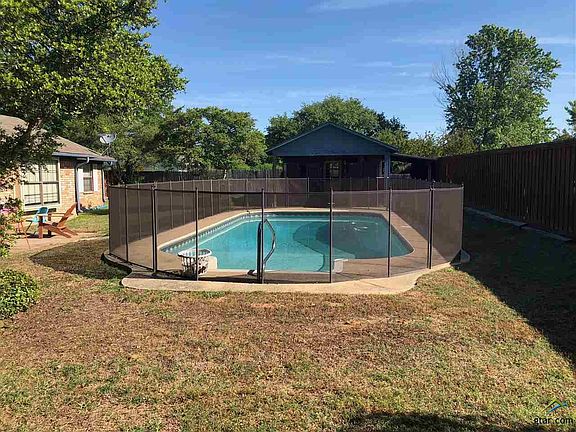 3rd image of 1524 Royal Ln