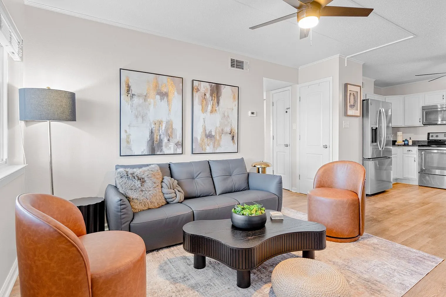 2 bed, 1.0 bath, 7254 sqft, $2,060 — Photo 4