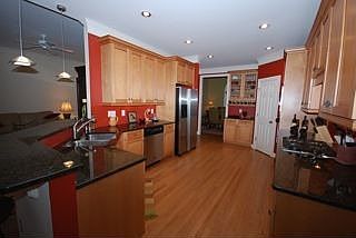 5th image of 8 Windsor Castle Ct