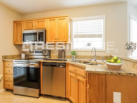 4th image of 1021 Wyndham Ln