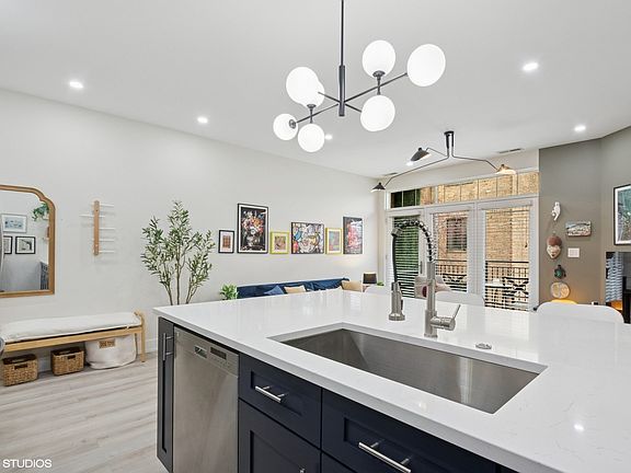 3rd image of 4150 N Kenmore Ave #206