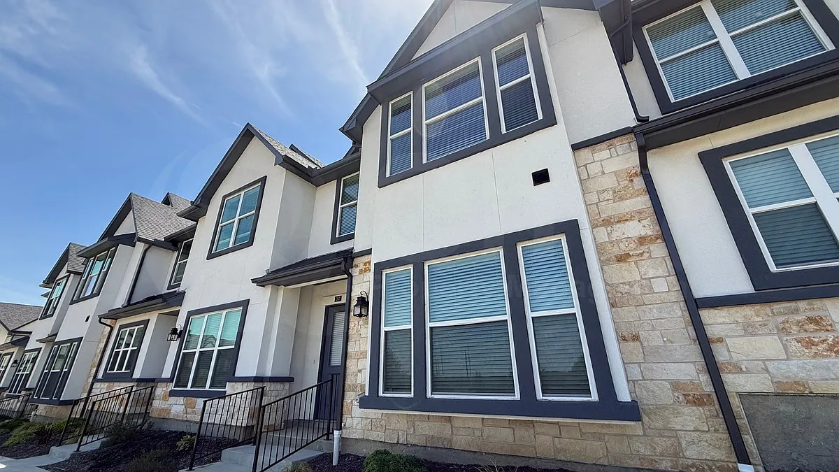 4 bed, 2.5 bath, 2159 sqft, $2,449 — Photo 3