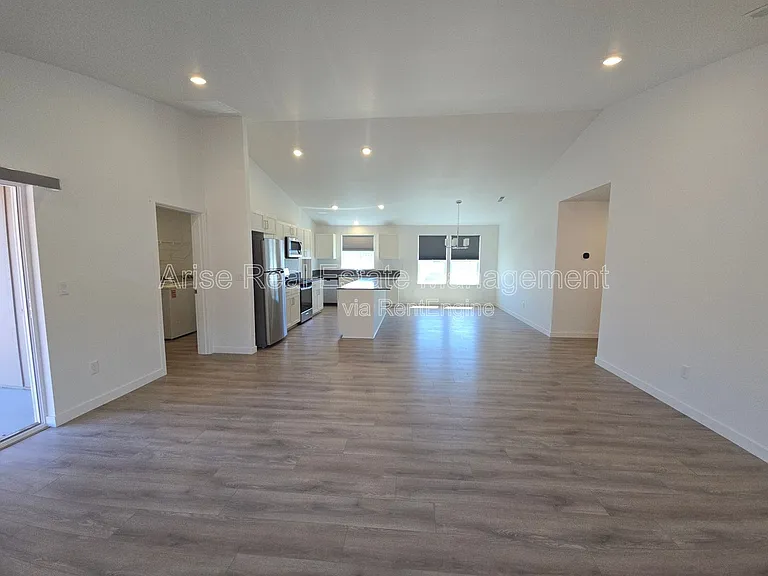 652 NE McCampbell St — Photo 6