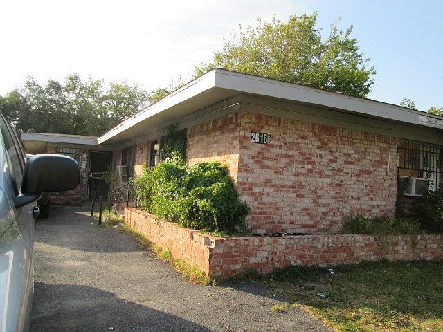 1st image of 2618 Roseland St