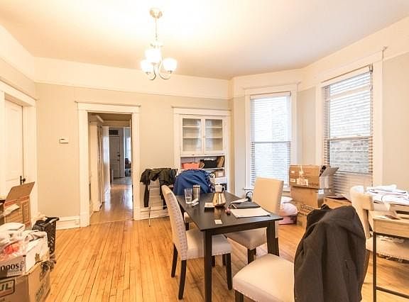 2nd image of 1136 W Oakdale Ave