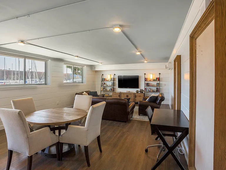 Wayfarer Apartments + Marina — Photo 27