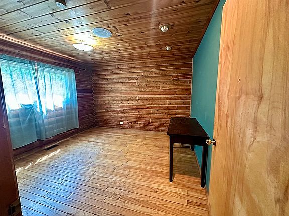 4th image of 490 Jade St