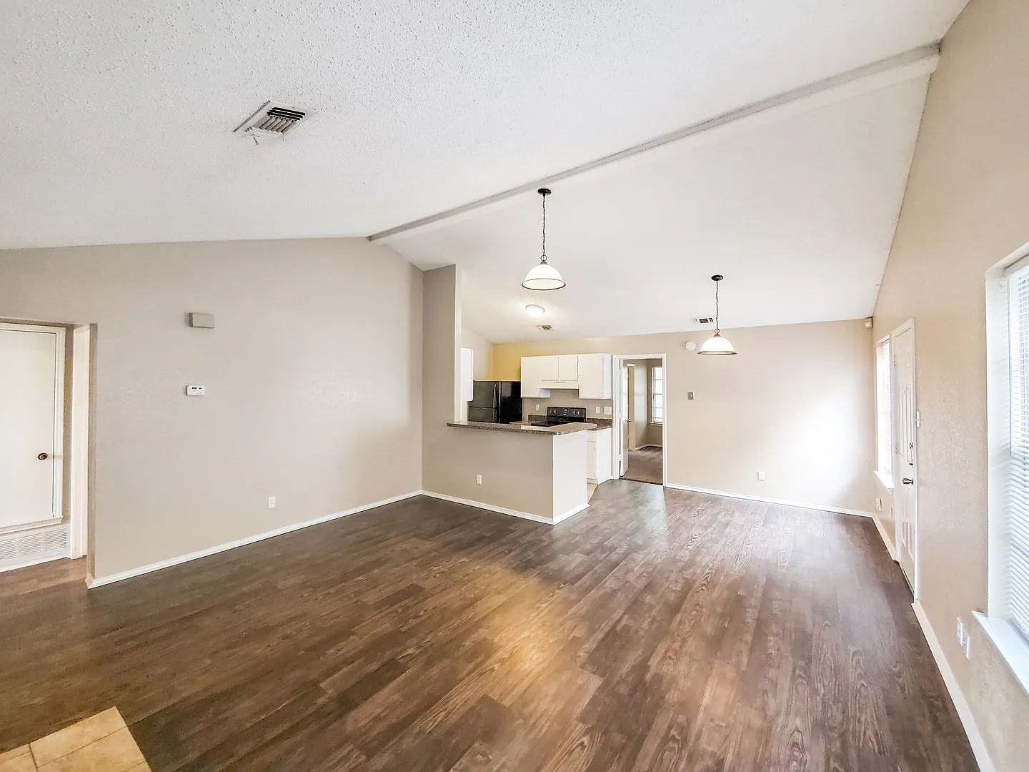 2 bed, 1.0 bath, 1067 sqft, $1,300 — Photo 2