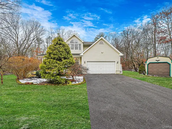 22 Wright Road, Manorville, NY 11949