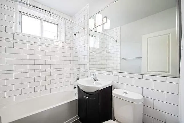 1301 Dundas Street W — Photo 3