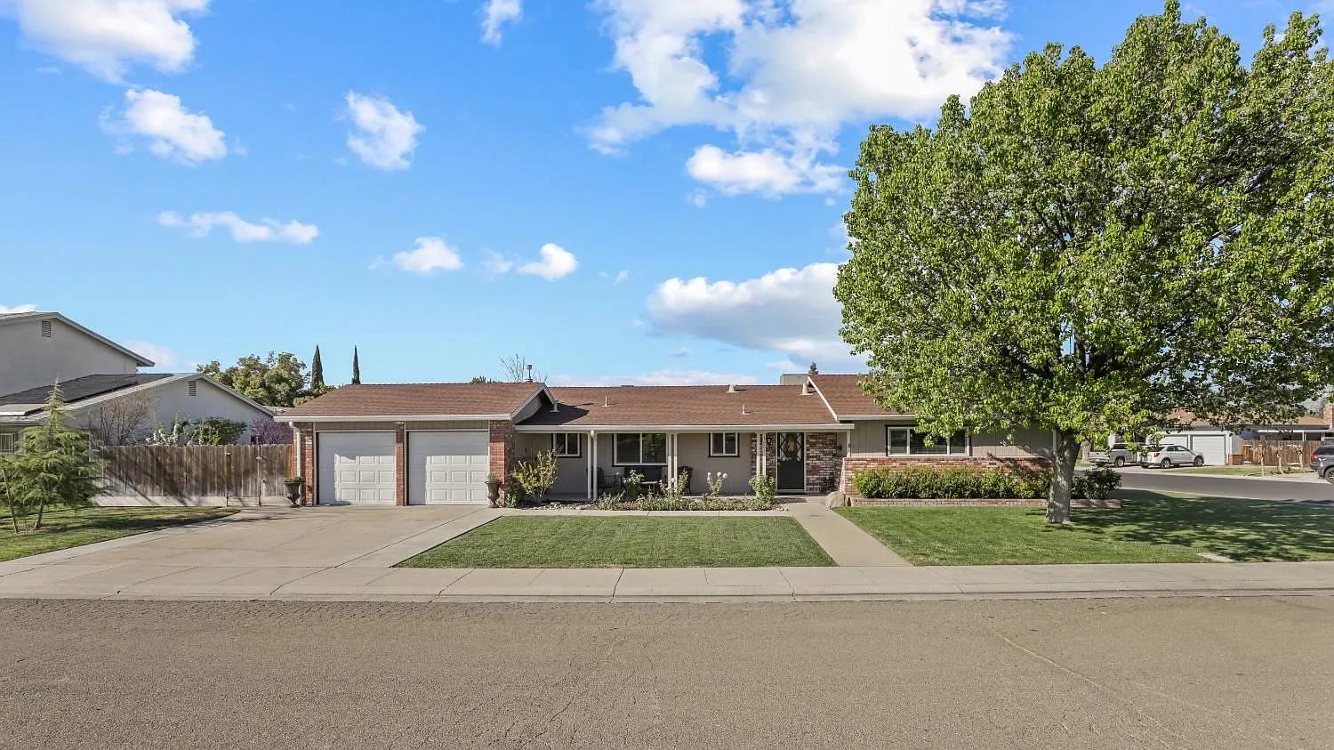 1003 Manor Dr photo 1
