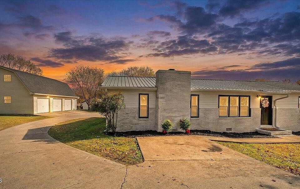 1st image of 326 Greenwood Cir