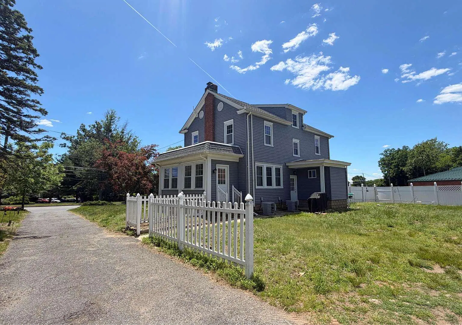 3 bed, 1.5 bath, 2752 sqft, $3,400 — Photo 2