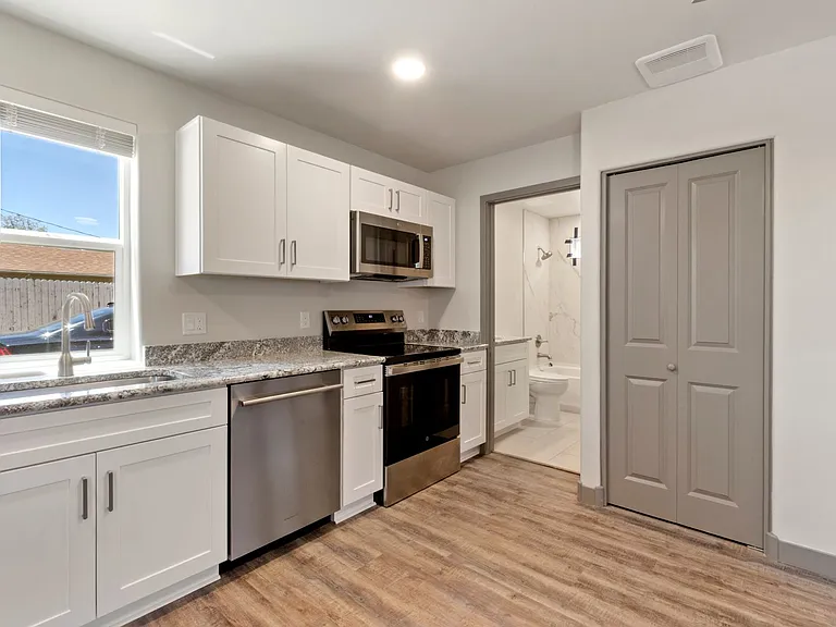 1720 E Edison St — Photo 60