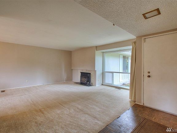 Entry looking into the family room 