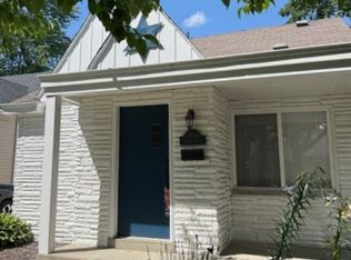 2050 Roslyn Rd, Grosse Pointe Woods, MI 48236