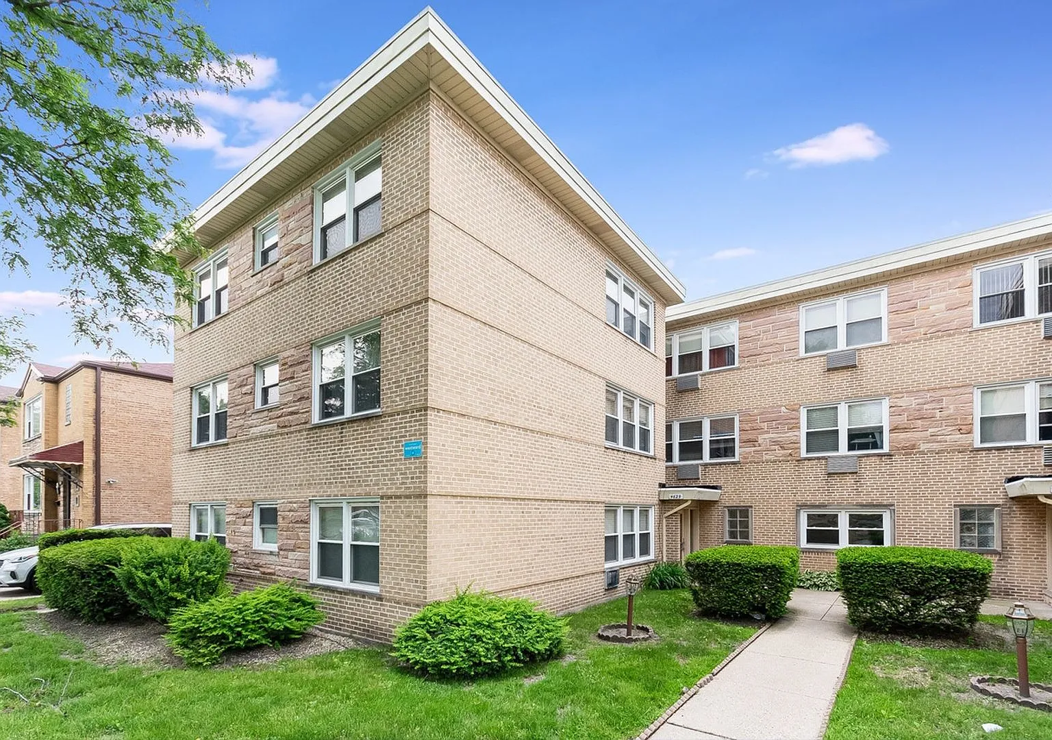 Charming 2-bedroom Condo in Skokie — Photo 1