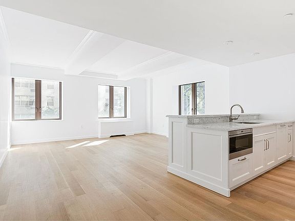 3rd image of 225 E 19th St #806