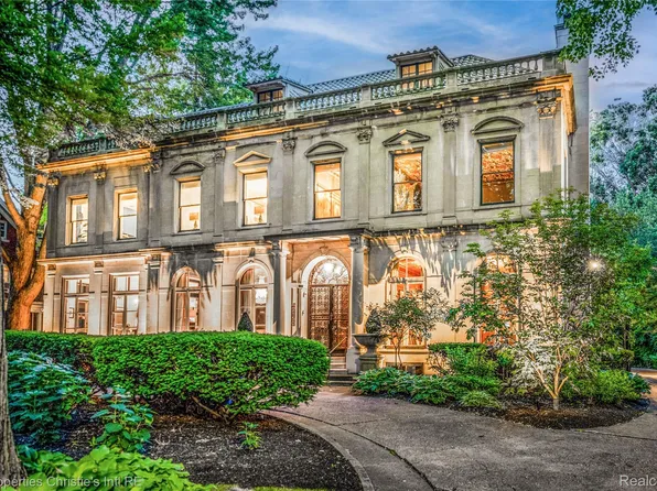 2150 Iroquois St, Detroit, MI 48214