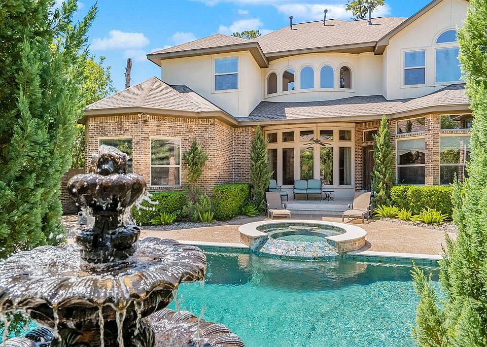 Classic resort style backyard! The fountain provides great views from the interior.